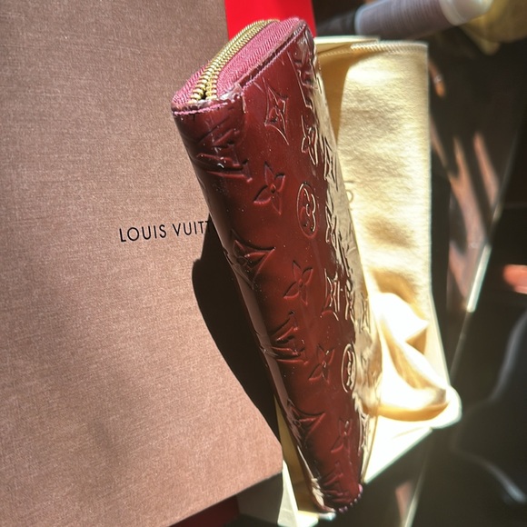 Louis Vuitton Long Organizer Wallet in Burgundy
Authentic - Picture 5 of 6